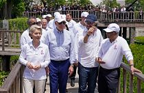 Ursula von der Leyen e Joe Biden durante a visita a um mangal à margem do G20