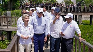 Ursula von der Leyen e Joe Biden durante a visita a um mangal à margem do G20