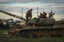 جندي أوكراني يتفقد دبابة روسية مدمرة في قرية تشورنوبايفكا التي تم استعادتها مؤخرًا بالقرب من خيرسون، أوكرانيا. 2022/11/15