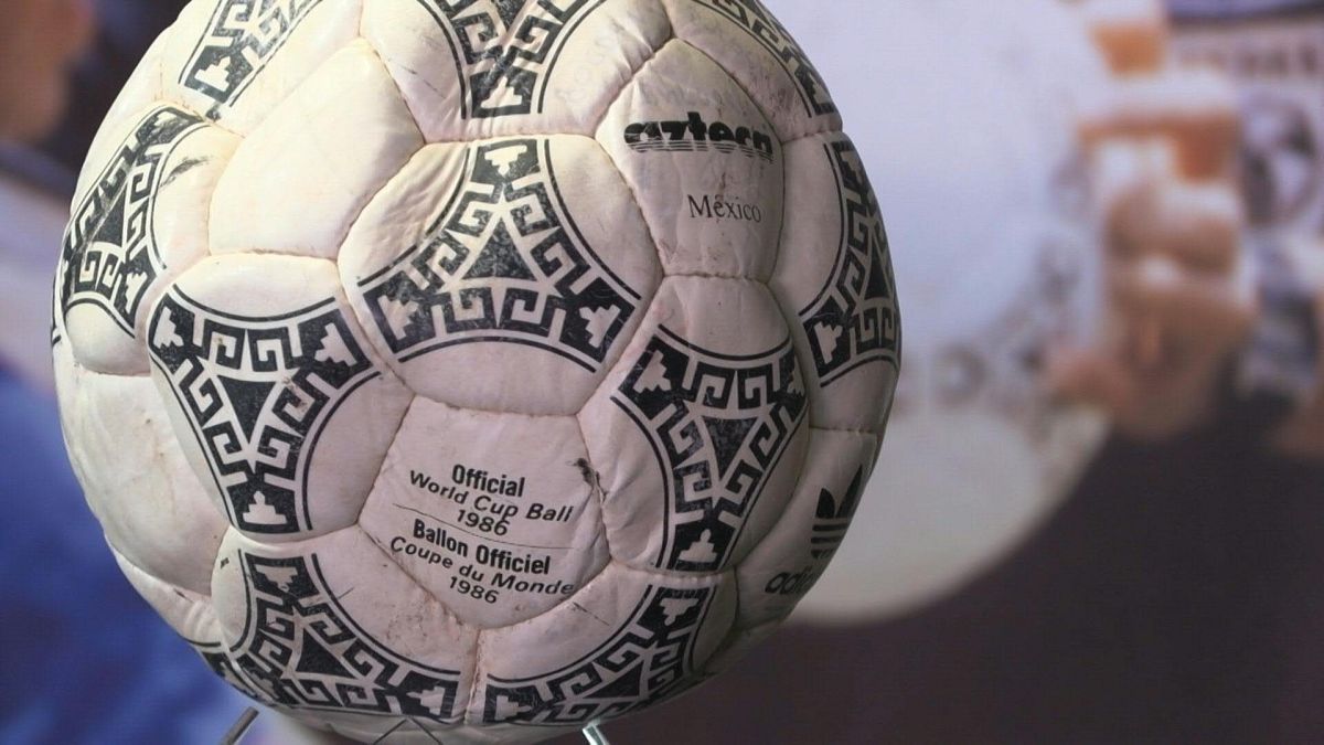 عرض كرة "يد الرب" لمارادونا قبل طرحها في مزاد.