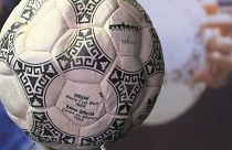 عرض كرة "يد الرب" لمارادونا قبل طرحها في مزاد.
