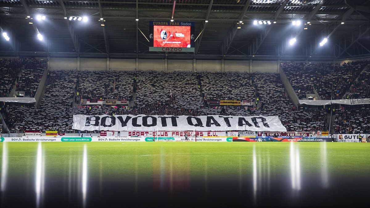 Katar-Protest der Fans des SC Freiburg am 13.11.22 während des Spiels gegen Union Berlin 