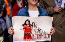 متظاهرة تحمل صورة الإيرانية مهساء أميني، خلال مسيرة لدعم المتظاهرين في إيران  - باريس. 2022/10/29