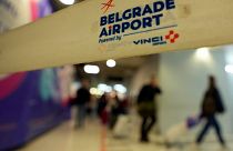 Passageiros de um voo Moscovo-Belgrado, da Air Serbia, a desembarcar