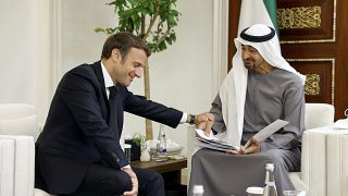 الرئيس الفرنسي إيمانويل ماكرون ، من اليسار ، يلتقي بالرئيس المنتخب حديثاً لدولة الإمارات العربية المتحدة الشيخ محمد بن زايد آل نهيان في أبو ظبي. 2022/05/15