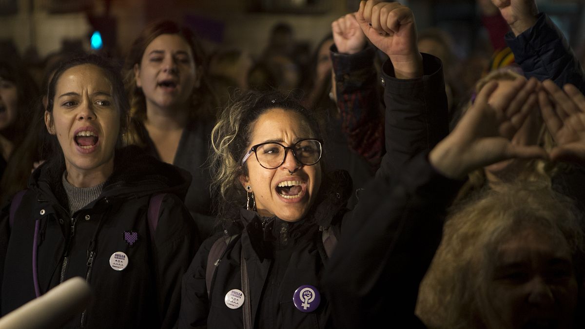 Mujeres gritan frente al Ministerio de Justicia en Madrid, España, el lunes 4 de noviembre de 2019.