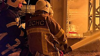 Спасатели тушат пожар на пострадавшем энерегетическом объекте в Киеве 15 ноября