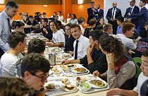 Emmanuel Macron francia köztársasági elnök a Les Sables-d'Olonne-i iskola menzáján diákokkal ebédel 2022. szeptember 13-án