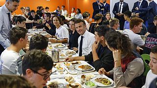 Emmanuel Macron francia köztársasági elnök a Les Sables-d'Olonne-i iskola menzáján diákokkal ebédel 2022. szeptember 13-án