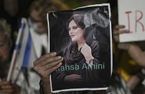 A tiltakozási hullám egy 22 éves kurd nő, Mahszá Amíni halála miatt robbant ki Iránban