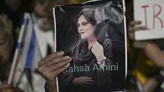 A tiltakozási hullám egy 22 éves kurd nő, Mahszá Amíni halála miatt robbant ki Iránban