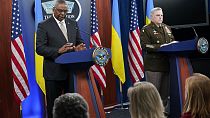 El secretario de Defensa estadounidense, Lloyd Austing (a la izquierda), responsabilizó de lo ocurrido a Rusia.