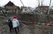 Gyerekek egy bombatölcsérnél a nyugat-ukrajnai Lvivben, 2022 novembere