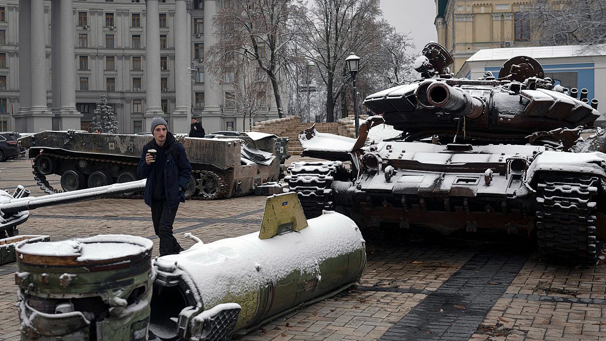 دبابة روسية مدمرة في منطقة بالعاصمة كييف