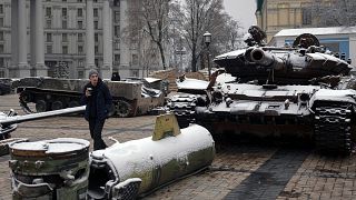دبابة روسية مدمرة في منطقة بالعاصمة كييف