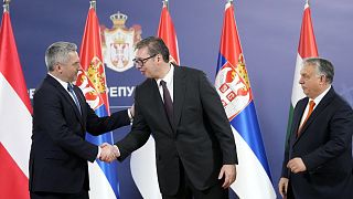 Händedruck zwischen Nehammer und Vučić