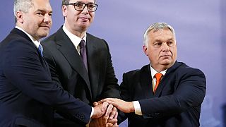 De izquierda a derecha: el canciller austriaco, Karl Nehammer, el presidente serbio, Aleksandar Vučić, y el primer ministro húngaro, Viktor Orbán. 