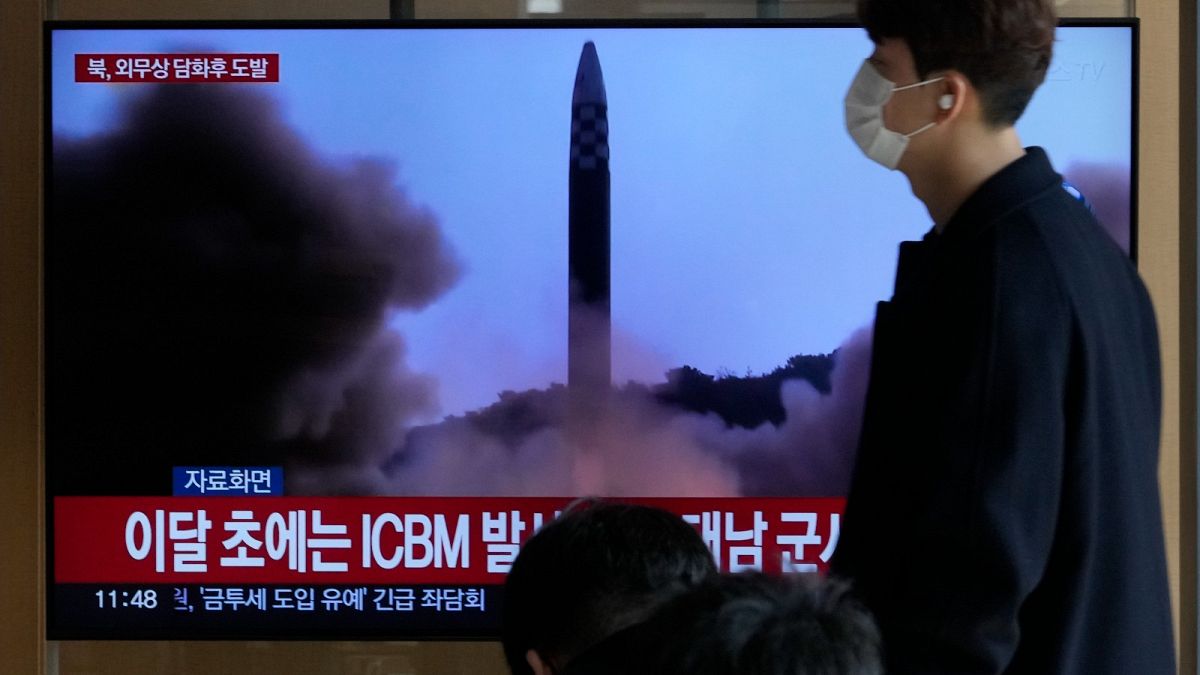 صورة لإطلاق صاروخ من كوريا الشمالية تعرض خلال برنامج إخباري عبر شاشة في محطة سكة حديد سيول، الخميس 17 نوفمبر 2022