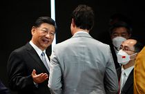 Çin Devlet Başkanı Cinping (solda) ile Kanada Başbakanı Trudeau