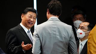 Çin Devlet Başkanı Cinping (solda) ile Kanada Başbakanı Trudeau