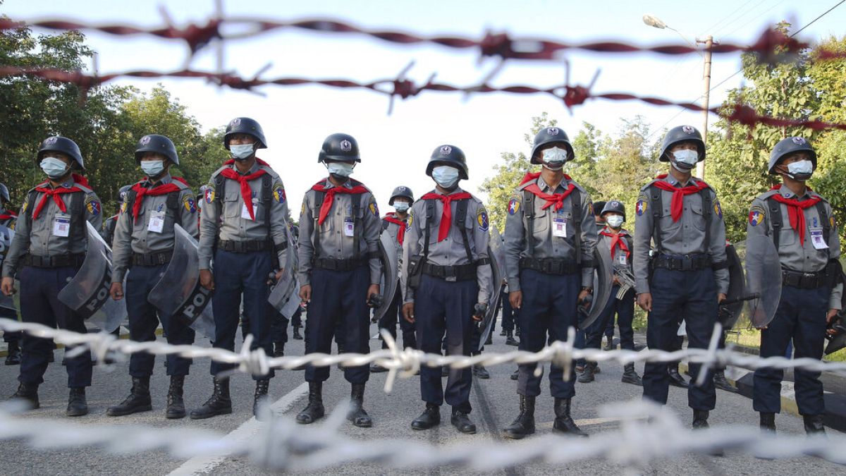 Αστυνομικές δυνάμεις της Μιανμάρ πίσω από συρματοπλέγματα (φώτο αρχείου)