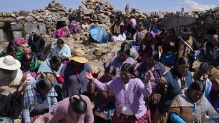 السكان الأصليون لمجتمع أيمارا يصلون من أجل المطر على جبل إنكا بوكارا المقدس في تشيكيباتا ببوليفيا.