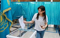 Девушка голосует на избирательном участке в рамках голосования за референдум о пересмотре конституции в Алматы 5 июня 2022 года.