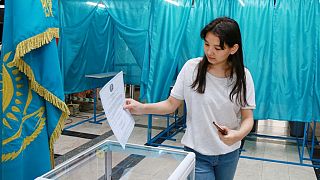 Девушка голосует на избирательном участке в рамках голосования за референдум о пересмотре конституции в Алматы 5 июня 2022 года. 