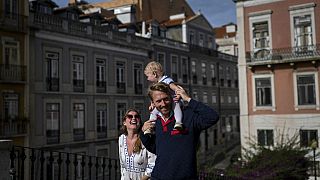 Nathan Hadlock e a mulher levam o seu filho ao infantário do parque Principe Real, em Lisboa, Portugal