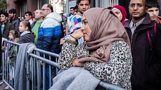 Asylbewerber in Belgien stehen Schlange, um sich registrieren zu lassen.
