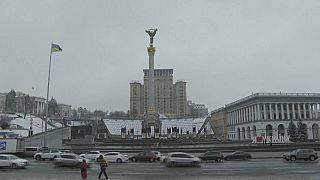Szállingózik a hó Kijevben 2022. november 17-én