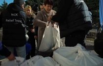 Жители Херсона получают гуманитарную помощь