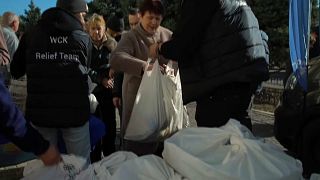 Жители Херсона получают гуманитарную помощь