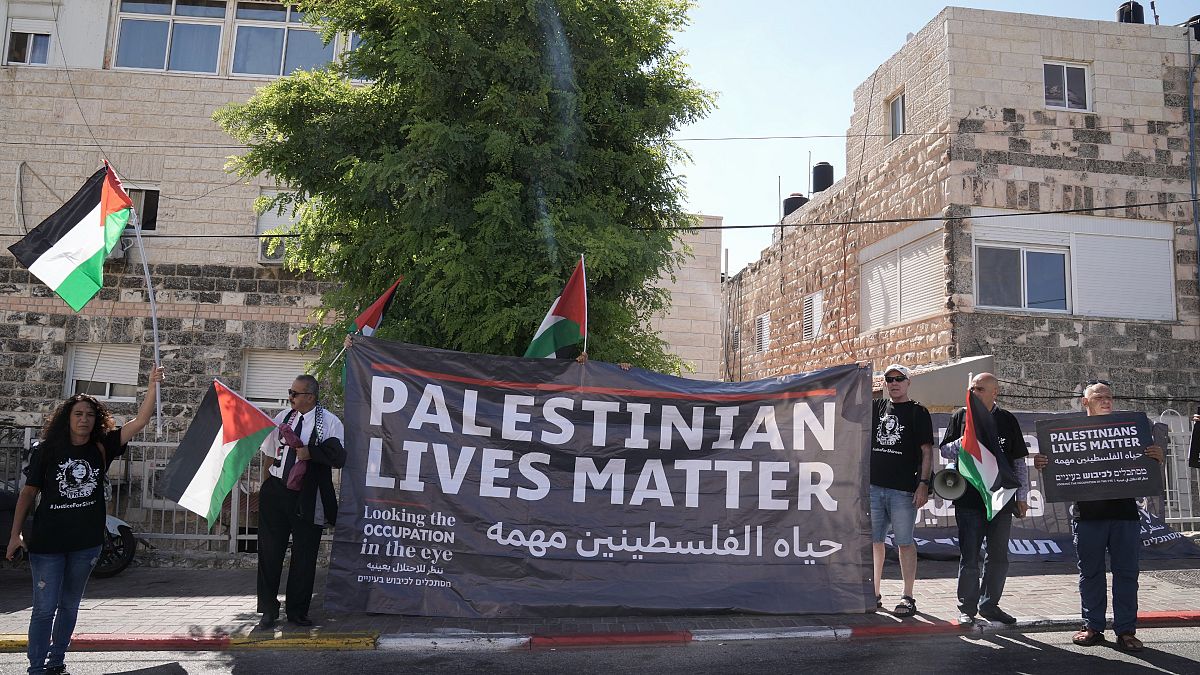 متظاهرون يحملون ملصقات للصحفية الفلسطينية شيرين أبو عاقله في القدس الشرقية. 2022/07/15