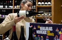 Um copo do Beaujolais Nouveau deste ano é servido em Paris.