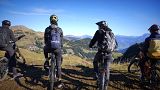 Los senderistas y los ciclistas de montaña mantienen el negocio de los Alpes