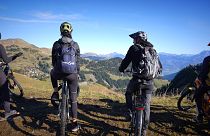 Los senderistas y los ciclistas de montaña mantienen el negocio de los Alpes