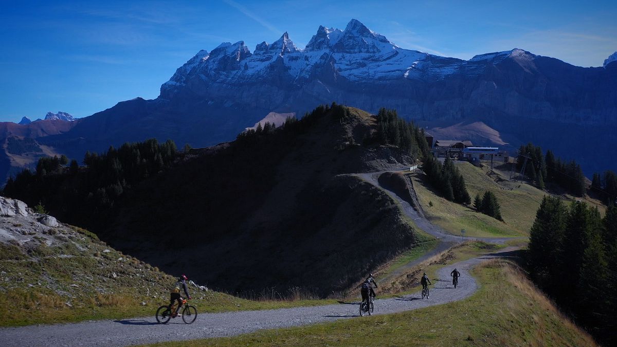 Летний туризм в Альпах: Франция и Швейцария учат гостей охранять природу |  Euronews