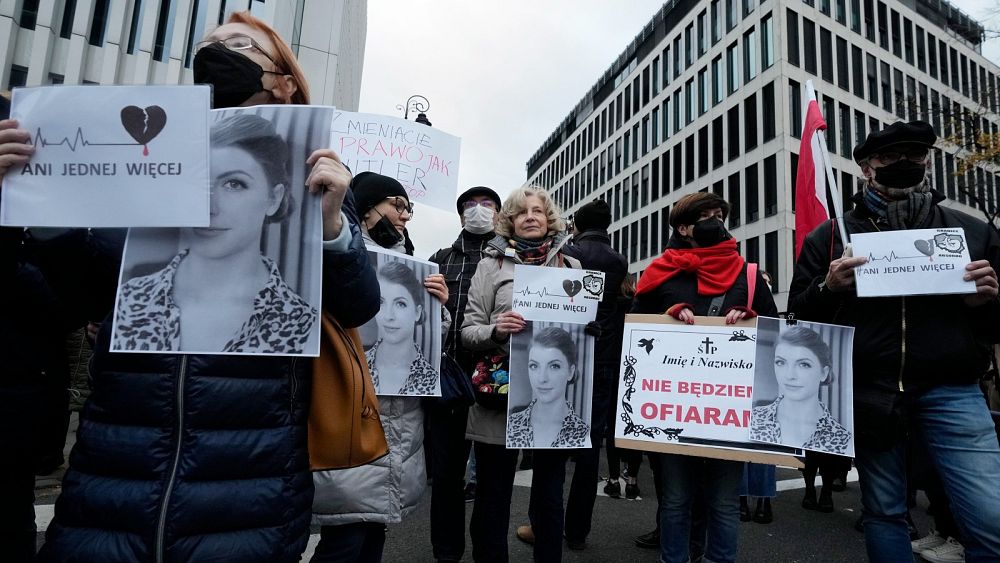 Rodzina ofiar polskiego zakazu aborcji mówi, że „nikt nie dbał o ich życie”