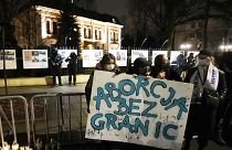 Активисты движения за права женщин с плакатом "Аборты без границ" протестуют против ужесточения законов, Варшава