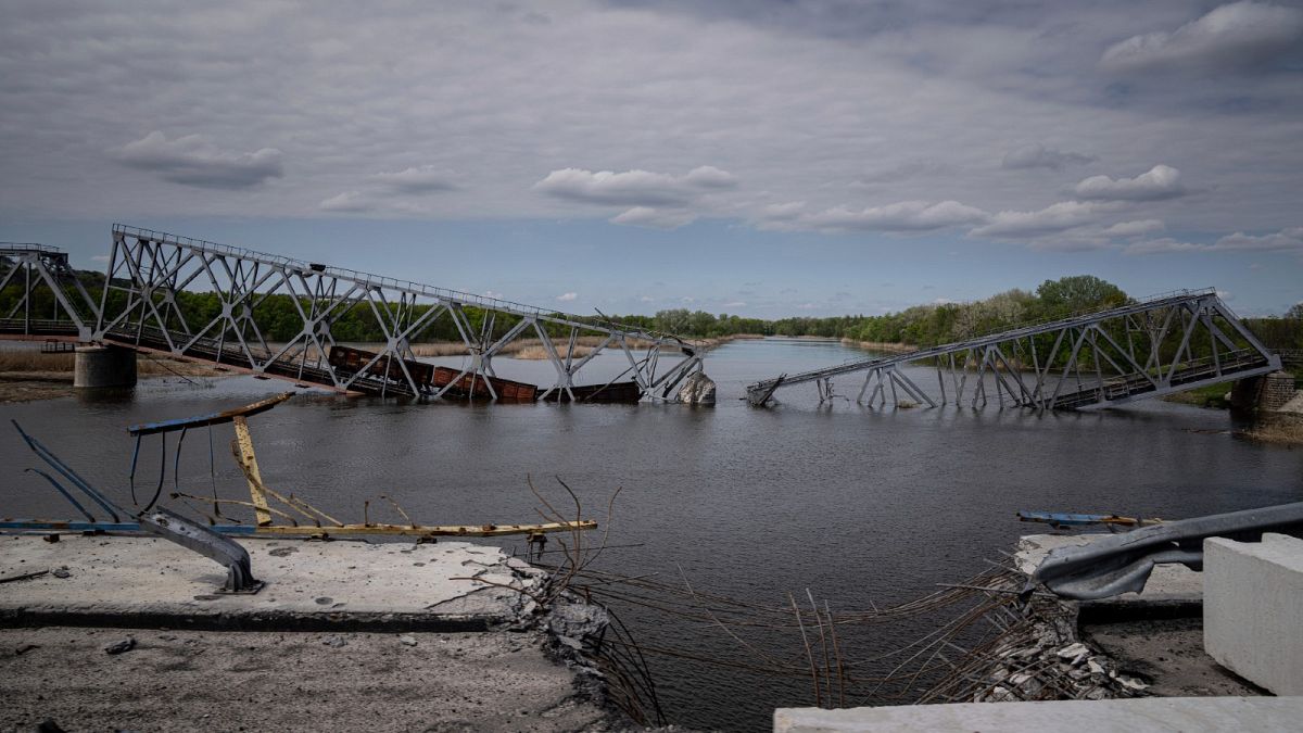 Вид на разрушенный железнодорожный мост через реку Северский Донец возле Райгородка, Донецкая область Украины, 30 апреля 2022 года.