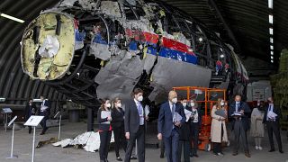 محكمة هولندية تدين ثلاثة رجال وبرأت آخر في إسقاط طائرة الخطوط الماليزية في رحلتها رقم "ام اتش17" فوق أوكرانيا في 2014 ما أسفر عن مقتل 298 راكبا وطاقم الطائرة، 17 نوفمبر2022.