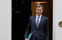 Jeremy Hunt deixa o número 11 de Downing Street, residênci oficial do ministro das Finanças