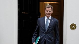 Jeremy Hunt deixa o número 11 de Downing Street, residênci oficial do ministro das Finanças