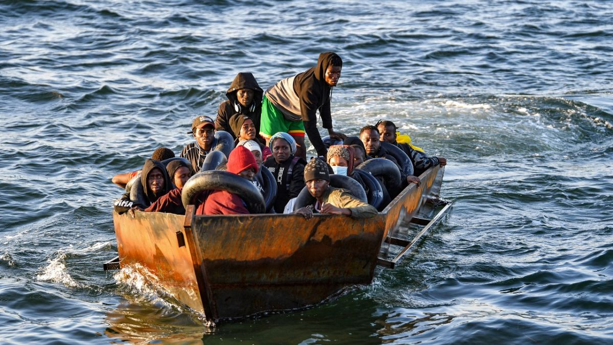 Profughi dall'Africa subsahariana, durante la traversata dalla Tunisia all'Italia