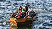 Barco com migrantes intercetado pelas autoridades ao largo da Tunisia no início de outubro
