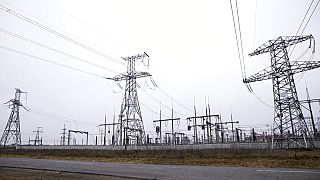 Des lignes à haute tension à la périphérie de Chisinau, en Moldavie, le 16 novembre 2022.