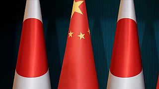 Japon ve Çin bayrakları