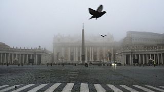 Dichter Nebel umhüllt die Kuppel des Petersdoms im Vatikan am Donnerstag, 17. November 2022.
