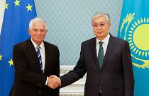 Президент Казахстана Касым-Жомарт Токаев и глава внешнеполитического ведомства ЕС Жозеп Боррель во время встречи в Астане, 17 ноября 2022 г.
